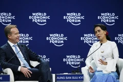 Cố vấn Nhà nước Myanmar, bà Aung San Auu Kyi (phải) tại buổi trò truyện. (Ảnh: Lâm Khánh/TTXVN)