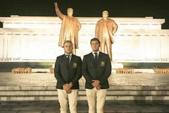 Ruig và Shay chụp ảnh tại Triều Tiên. (Nguồn: Sbnation.com)