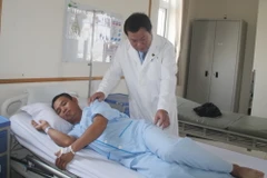 Ông Vũ Văn Cảnh đang được điều trị tại Bệnh viện quốc tế Hoàn Mỹ. (Ảnh: Lê Xuân/TTXVN)