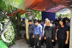 Đồng chí Nguyễn Đức Lợi, Ủy viên Trung ương Đảng, Bí thư Đảng ủy, Tổng Giám đốc Thông tấn xã Việt Nam cùng các đồng chí Phó TGĐ, lãnh đạo các đơn vị chức năng của TTXVN viếng và chia buồn cùng gia đình phóng viên Đinh Hữu Dư. (Ảnh: Minh Đức/TTXVN)