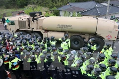 Xe chở hệ thống THAAD vào khu vực lắp đặt ở Seongju ngày 26/4. (Nguồn: AFP/TTXVN)