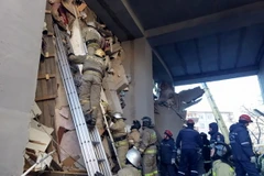 Lực lượng cứu hộ tìm kiếm các nạn nhân vụ sập tòa chung cư do nổ khí ga ở Magnitogorsk. (Ảnh: AFP/TTXVN)