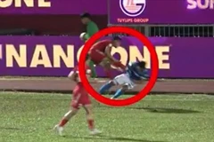 Pha vào bóng thô bạo của Sầm Ngọc Đức.