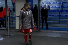 Ancelotti giơ ngón tay thối về phía cổ động viên Hertha sau khi bị nhỏ nước bọt vào người. (Nguồn: ZDF)