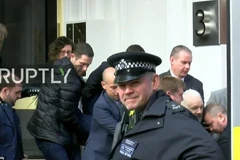 Cận cảnh nhà sáng lập WikiLeaks bị bắt tại Đại sứ quán Ecuador