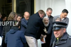 Cảnh sát Anh bắt giữ nhà sáng lập WikiLeaks Julian Assange. (Nguồn: Ruptly)