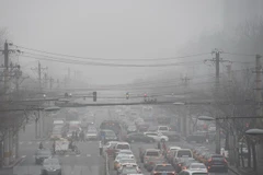 Khói bụi bao phủ thủ đô Bắc Kinh của Trung Quốc. (Ảnh: AFP/TTXVN)