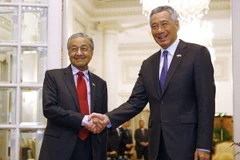 Thủ tướng Malaysia Mahathir Mohamad gặp Thủ tướng Singapore Lý Hiển Long. (Nguồn: tribtown.com)