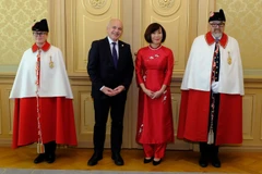 Đại sứ Việt Nam Lê Linh Lan và Tổng thống Thụy Sĩ Ueli Maurer, tại lễ trình quốc thư, ngày 9/4 tại Bern, Thụy Sĩ. (Ảnh: TTXVN phát)