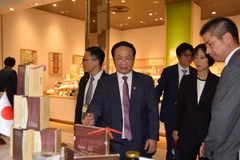 Phó Chủ tịch Ủy ban Nhân dân thành phố Hà Nội Nguyễn Thế Hùng giới thiệu sản phẩm. (Ảnh: Nguyễn Tuyến-Hồng Hà/TTXVN)