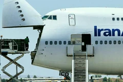 Lương thực được đưa lên máy bay Iran để chuyển đến Qatar. (Nguồn: hindustantimes) 