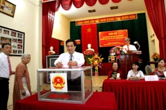 Cử tri phường Hùng Vương, thị xã Phú Thọ, tỉnh Phú Thọ bỏ phiếu tại khu vực bỏ phiếu số 2. (Ảnh: Trung Kiên/TTXVN)