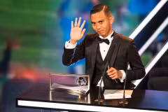 Mohd Faiz Subri trên bục nhận giải thưởng của FIFA. (Nguồn: Getty Images)