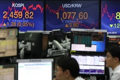 Giao dịch viên làm việc tại phòng giao dịch chứng khoán, ngân hàng Hana, Seoul, Hàn Quốc. (Nguồn: Yonhap/TTXVN)