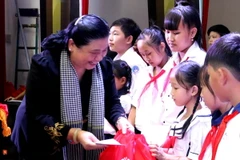 Phó Chủ tịch Thường trực Quốc hội Tòng Thị Phóng trao học bổng cho trẻ em trong chương trình 'Thắp sáng những ước mơ' lần thứ 4-2017. (Ảnh: Trần Thị Thu Hiền/TTXVN)