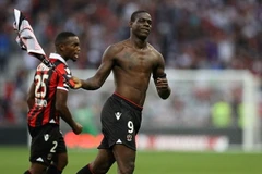 Balotelli cởi áo ăn mừng sau khi lập công. (Nguồn: AFP/Getty Images)