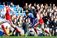 Hazard solo qua hàng loạt cầu thủ Arsenal rồi ghi bàn. (Nguồn: PA)