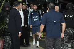 Lionel Messi và tuyển Argentina đặt chân đến Ecuador chuẩn bị cho trận sinh tử. (Nguồn: EPA)