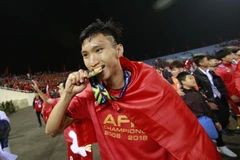 Hậu vệ Đoàn Văn Hậu ăn mừng chức vô địch AFF Suzuki Cup 2018. (Ảnh: Trọng Đạt/TTXVN)