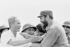 Đồng chí Fidel Castro và Thủ tướng Phạm Văn Đồng tại cuộc míttinh của nhân dân Quảng Trị chào mừng Đoàn đại biểu Đảng và Chính phủ Cuba. (Ảnh: TTXVN)