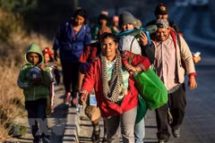 Người di cư từ các nước Trung Mỹ đổ về Tijuana gần biên giới giữa Mexico và Mỹ. (Nguồn: AFP/TTXVN)