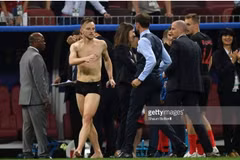 Rakitic phát cuồng lột quần áo ngay trên sân ăn mừng chiến thắng