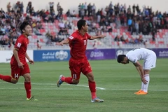 Anh Đức ăn mừng sau khi ghi bàn.