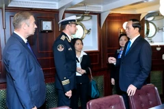 Chủ tịch nước Trần Đại Quang và Phu nhân cùng Đoàn đại biểu cấp cao Việt Nam thăm Chiến hạm Rạng Đông.