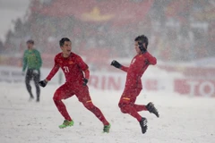 Quang Hải (phải) ăn mừng sau khi làm tung lưới U23 Uzbekistan.