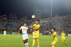 Trận thua HAGL (áo trắng) đẩy Nam Định rơi vào tình cảnh khó khăn. (Ảnh: Văn Đạt/TTXVN)