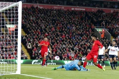 Sturridge lập cú đúp vào lưới Tottenham. (Nguồn: Daily Mail)