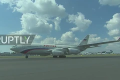 Máy bay chở Tổng thống Putin hạ cánh xuống Helsinki. (Nguồn: RT)