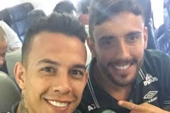 Alan Ruschel và Danilo, hai thành viên của Chapecoense. (Nguồn: 101greatgoals)