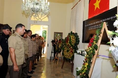 Đoàn đại biểu Bộ Các lực lượng vũ trang cách mạng Cuba viếng Chủ tịch nước Trần Đại Quang. (Ảnh: Vũ Lê Hà/TTXVN)