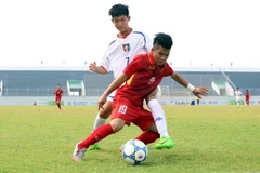 U15 Việt Nam (áo đỏ) giành vị trí á quân. (Ảnh: Trần Lê Lâm/TTXVN)