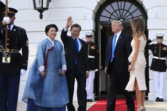 Tổng thống Hàn Quốc Moon Jae-in gặp người đồng cấp Mỹ Donald Trump. (Nguồn: AP)