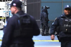 Lực lượng phá bom mìn của Mỹ tại nên phát hiện bưu kiện khả nghi. (Nguồn: The Independent)