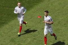 Rooney và Cahill khởi động trước trận đấu. (Nguồn: Reuters)