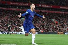Hazard sắm vai người hùng giúp Chelsea đánh bại Liverpool. (Nguồn: Daily Mail)