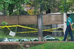 Cảnh sát điều tra tại hiện trường vụ tấn công bắt giữ con tin ở Dhaka. (Nguồn: AFP/TTXVN)