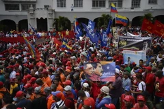 Những người ủng hộ Chính phủ của Tổng thống Venezuela Nicolas Maduro tuần hành tại Caracas. (Ảnh: AFP/TTXVN)