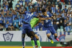 Một pha tranh bóng trong trận Jiangsu Suning FC hòa Jeonbuk FC 2-2. (Nguồn: AFC)