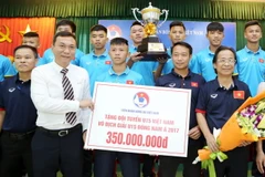 Lãnh đạo VFF trao thưởng cho đội tuyển bóng đá U15 quốc gia Việt Nam. (Ảnh: Quốc Khánh/TTXVN)