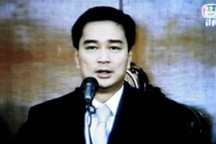 Thủ tướng Thái Lan Abhisit Vejjajiva ra tuyên bố áp đặt tình trạng khẩn cấp trên truyền hình. (Ảnh: AP)