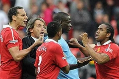 Balotelli giữa vòng vây của Anderson và Ferdinand. (Nguồn: Guardian.co.uk)