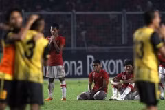 U23 Indonesia (áo đỏ) nhìn đối thủ giành HCV. (Nguồn: AP)