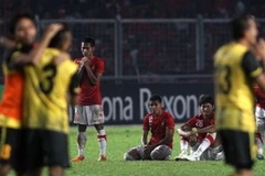 U23 Indonesia (áo đỏ) nhìn đối thủ giành HCV. (Nguồn: AP)