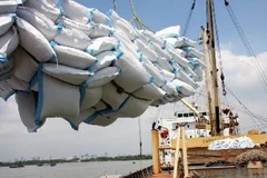 Bốc xếp gạo xuất khẩu tại cảng Sài Gòn. (Ảnh: Đình Huệ/TTXVN)