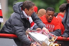 Cúp suýt bị rơi. (Nguồn: AP)