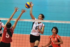 Pha đập bóng trên lưới ăn điểm của Phạm Kim Huệ (số 5-Thông tin Liên Việt Bank) trong trận chung kết. (Ảnh: Quốc Khánh/TTXVN)